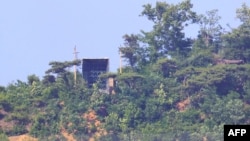 11일 북한 확성기로 추정되는 시설이 남북간 비무장지대(DMZ) 인근 강화도에서 바라본 북한 언덕 꼭대기에 보인다.