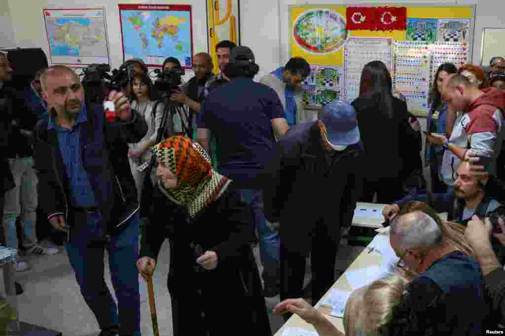 تصویری از یک شعبه اخذ رای در آنکارا