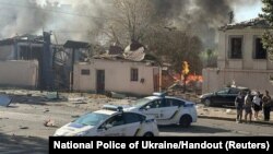ទិដ្ឋភាពនៃកន្លែងដែលរងការបាញ់មីស៊ីលរបស់រុស្ស៊ី នៅក្រុង Kryvyi Rih តំបន់ Dnipropetrovsk ប្រទេសអ៊ុយក្រែន ថ្ងៃទី ៨ ខែកញ្ញា ឆ្នាំ ២០២៣។ (National Police of Ukraine/Handout via REUTERS)