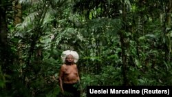 Kepala suku asli Brazil Raoni Metuktire berpose saat wawancara sebelum pertemuan puncak negara-negara hutan hujan Amazon di Taman Igarape, di Belem, negara bagian Para, Brazil, 5 Agustus 2023. (Foto: REUTERS/Ueslei Marcelino)