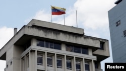 La bandera de Venezuela ondea sobre el edificio que alberga la embajada de Venezuela después de que el presidente de Venezuela, Nicolás Maduro, ordenara el cierre de la misión diplomática del ex vicepresidente Jorge Glas en Ecuador, en Quito, Ecuador, el 16 de abril de 2024. 