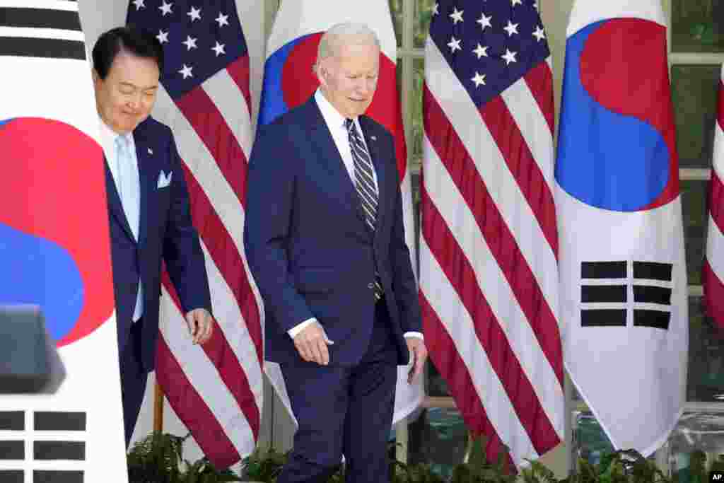 조 바이든(오른쪽) 미국 대통령과 윤석열 한국 대통령이 26일 백악관 정상회담 직후 로즈가든 공동기자회견장으로 이동하고 있다.