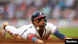 El pelotero venezolano Ronald Acuña Jr. se barre en tercera base durante un juego contra los Mets de Nueva York celebrado a principios de mayo.