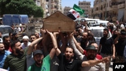 Sirijci prisustvuju pogrebnoj povorci muškarca koji je ubijen tokom sukoba sa turskim trupama u Afrinu na sjeveru Sirije 2. jula 2024. godine.
