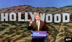 Kandidat presiden dari Partai Demokrat, Bill Clinton berdiri dengan latar belakang Hollywood saat menyampaikan pidato di hadapan aktivis gay dan lesbian dalam acara penggalangan dana di klub malam Hollywood, 18 Mei 1992. (MIKE NELSON / AFP)