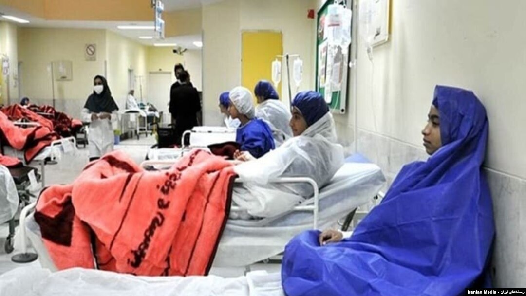 FILE - Anak-anak perempuan Iran korban keracunan di sekolah.