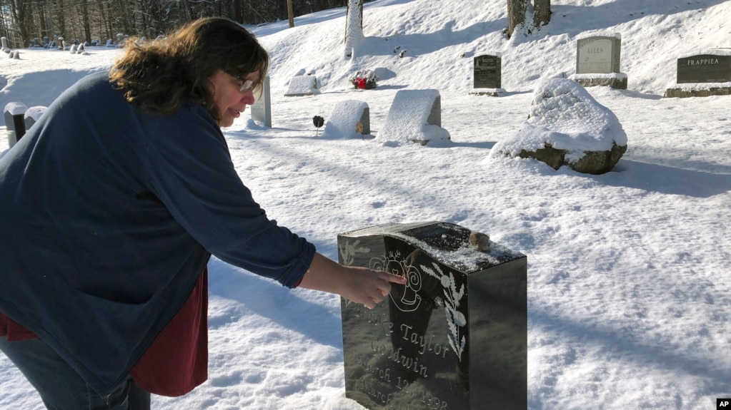 ARCHIVO - Deb Walker, de Chester, Vt., visita la tumba de su hija Brooke Goodwin, el 9 de diciembre de 2021. Goodwin, de 23 años, murió en marzo de 2021 de una sobredosis fatal de los poderosos opioides fentanilo y xilazina.