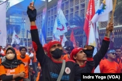 Puluhan ribu buruh berunjuk rasa pada May Day 2023 di Patung Kuda, Jakarta pada Senin (1/5/2023). Foto: Indra Yoga/VOA