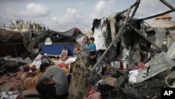 İsrail’in Pazar günü Refah’taki bir çadır kampa düzenlediği saldırıda aralarında kadın ve çocukların da bulunduğu çok sayıda Filistinli öldü.