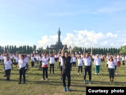 Andrie Wongso (tengah) berkaus hitam memimpin senam di Monumen Bajra Sandhi, Bali (dok. pribadi).