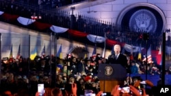 조 바이든 미국 대통령이 21일 폴란드 수도 바르샤바 로열캐슬에 모인 시민들 앞에서 연설하고 있다.