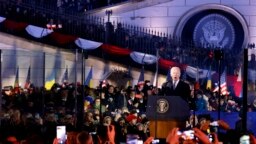 조 바이든 미국 대통령이 21일 폴란드 수도 바르샤바 로열캐슬에 모인 시민들 앞에서 연설하고 있다.