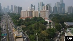 Kabut dan asap polusi menyelimuti Kota Jakarta, 24 Juni 2023. (Foto: Bay Ismoyo/AFP)
