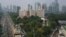 Kabut dan asap polusi menyelimuti Kota Jakarta, 24 Juni 2023. (Foto: Bay Ismoyo/AFP)
