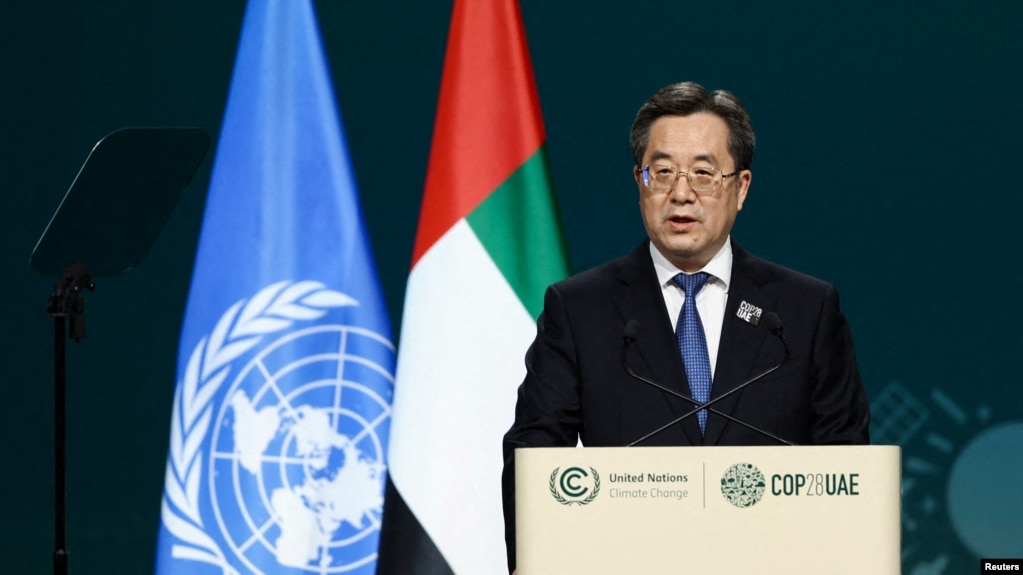中国副总理丁薛祥在迪拜举行的《联合国气候变化框架公约》第二十八次缔约方大会(COP28)上发表讲话。（2023年12月1日）(photo:VOA)