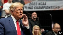 Mantan Presiden AS, Donald J. Trump saat menyaksikan kejuaraan NCAA Wrestling di Tulsa, Oklahoma, 18 Maret 2023.