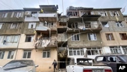 Un edificio residencial resulta dañado tras los bombardeos en Stepanakert, en la región de Nagorno-Karabakh, en Azerbayián, el 19 de septiembre de 2023.