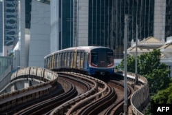 Kereta Bangkok Mass Transit System (BTS) tiba di sebuah stasiun di Bangkok, 4 Januari 2023. (Alex OGLE / AFP)