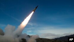 ABŞ Ordusunun əsgərləri Ordu Taktiki Raket Sisteminin ilkin versiyalarının sınaqlarını keçirir, Nyu Meksiko, 14 dekabr 2021-ci il. (John Hamilton/U.S. Army via AP)