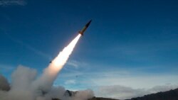 Vojnici američke vojske sprovode testiranje ranih verzija vojnog taktičkog raketnog sistema u Novom Meksiku, 14. decembra 2021. SAD su dostavile oružje Ukrajini, skoro udvostručivši domet ukrajinskih projektila. (John Hamilton/Američka vojska preko AP-a)