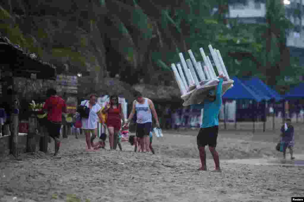 El huracán Otis azotó Acapulco, como tormenta de categoría 4, a primera hora del miércoles, afectando hoteles y enviando a turistas a buscar refugio mientras golpeaba la costa sur del Pacífico con lluvias torrenciales y fuertes vientos.