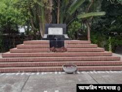 শিল্পী এস এম সুলতানের সমাধিসৌধ।