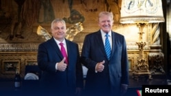 Mađarski premijer Viktor Orban tokom sastanka sa bivšim predsednikom SAD i verovatnim republikanskim kandidatom za predsednika Donaldom Trampom, u Trampovom domu u Mar-a-Lago, na fotografiji objavljenoj na društvenim medijima 11. jula 2024.