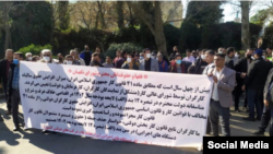 تجمع کارگران در اعتراض به وضع معیشتی در مقابل شورای نگهبان در تهران؛ یک‌شنبه ۲۱ اسفند ۱۴۰۱