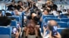 
Minoru Suzuki dan Sanshiro Takagi, bertarung di dalam kereta Tokaido Shinkansen dari Tokyo ke Nagoya saat pertunjukan gulat di Jepang 18 September 2023. (Foto: JR Tokai via REUTERS)