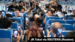 
Minoru Suzuki dan Sanshiro Takagi, bertarung di dalam kereta Tokaido Shinkansen dari Tokyo ke Nagoya saat pertunjukan gulat di Jepang 18 September 2023. (Foto: JR Tokai via REUTERS)