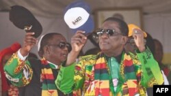 UMongameli Emmerson Mnangagwa lomsekeli wakhe, uMnu. Constantino Chiwenga. (Photo: AFP)