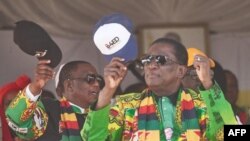 UMongameli Emmerson Mnangagwa (osesandleni sokudla) elomsekeli wakhe uMnu Constantino Chiwenga emhlanganweni weZanu PF. [AUNTONY/AFP]