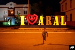 A child runs in Aralsk, Kazakhstan, July 4, 2023.