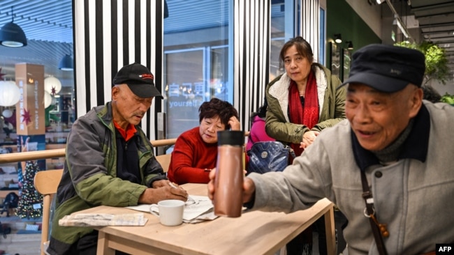上海老人每周二在瑞典家具店Ikea的咖啡厅里聚会。（2023年12月5日）