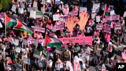 Manifestantes marcham em direção à Convenção Nacional Democrata na segunda-feira, 19 de agosto de 2024, em Chicago.