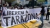 Activistas participan en una protesta para exigir la liberación del defensor de DDHH, Javier Tarazona, detenido desde julio de 2021.