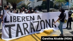 Activistas participan en una protesta para exigir la liberación del defensor de DDHH, Javier Tarazona, detenido desde julio de 2021.