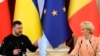 Presiden Ukraina Volodymyr Zelenskyy dan Presiden Komisi Uni Eropa Ursula von der Leyen memberi keterangan pers di Kyiv, Ukraina, 24 Februari 2024. (Foto: Efrem Lukatsky/AP Photo)