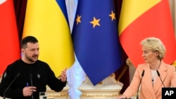 Ukrajinski predsjednik Volodymyr Zelenskyy govori na konferenciji za novinare s predsjednicom Komisije Evropske unije Ursulom von der Leyen u Kijevu, Ukrajina, 24. februara 2024. EU se u petak složila da započne pregovore o članstvu s Ukrajinom i Moldavijom.