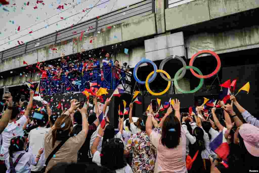 Pesenam Filipina Carlos Edriel Yulo, yang memenangkan medali emas dalam senam lantai putra dan lompat putra di Olimpiade, bergabung dalam parade penyambutan bagi atlet Filipina yang berkompetisi di Olimpiade Paris 2024, di ibu kota Manila, Filipina. (Reuters)&nbsp;