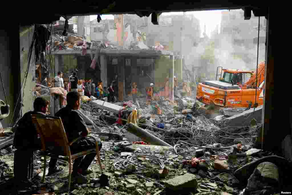 Palestinians search for casualties at the site of Israeli strikes on houses, in Khan Younis, in the southern Gaza Strip. REUTERS/Ibraheem Abu Mustafa