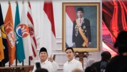 Presiden terpilih Prabowo Subianto dan Gibran Rakabuming Raka berfoto di depan potret Presiden Joko Widodo usai penetapan pemenang pemilihan presiden 2024 oleh KPU, di Jakarta, 24 April 2024. (Foto: Yasuyoshi Chiba/AFP)