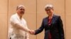 Menteri Luar Negeri Filipina Enrique Manalo dan Menteri Luar Negeri Australia Penny Wong berjabat tangan saat konferensi pers bersama, di sebuah hotel di Makati City, Metro Manila, Filipina, 18 Mei 2023. (REUTERS/Lisa Marie David)