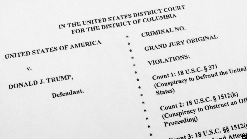 La acusación contra el expresidente Donald Trump por parte del Departamento de Justicia por sus esfuerzos para anular los resultados de las elecciones presidenciales de 2020 fotografiada el 1 de agosto de 2023 en Washington.