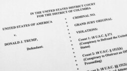 La acusación contra el expresidente Donald Trump por parte del Departamento de Justicia por sus esfuerzos para anular los resultados de las elecciones presidenciales de 2020 fotografiada el 1 de agosto de 2023 en Washington.