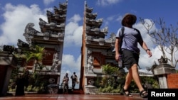 Penumpang tiba di Bandara Internasional I Gusti Ngurah Rai Badung, Bali, 2 September 2022. (Foto: REUTERS/Willy Kurniawan)