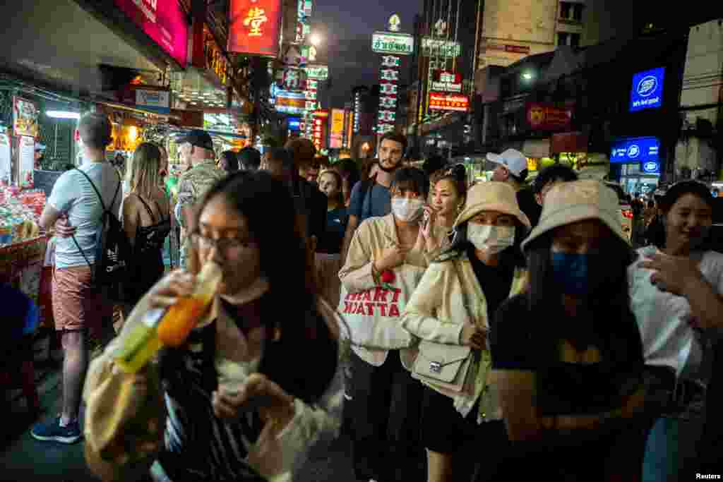Turistas se ven en el barrio chino de Bangkok, uno de los principales lugares de atracción turística, el 6 de enero de 2023. Tailandia esperaba la llegada de turistas chinos después de que China anunciara que iba a reabrir sus fronteras.&nbsp;