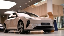 Model kendaraan listrik pintar premium asal China NIO ET5 dipajang di NIO House,di Berlin, Jerman, 17 Agustus 2023. Gedung Putih mengatakan pihaknya telah menuntaskan pembuatan peraturan terkait teknologi mobil China dan Rusia. (Foto: Annegret Hilse/Reuters)