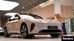 Model kendaraan listrik pintar premium asal China NIO ET5 dipajang di NIO House,di Berlin, Jerman, 17 Agustus 2023. Gedung Putih mengatakan pihaknya telah menuntaskan pembuatan peraturan terkait teknologi mobil China dan Rusia. (Foto: Annegret Hilse/Reuters)