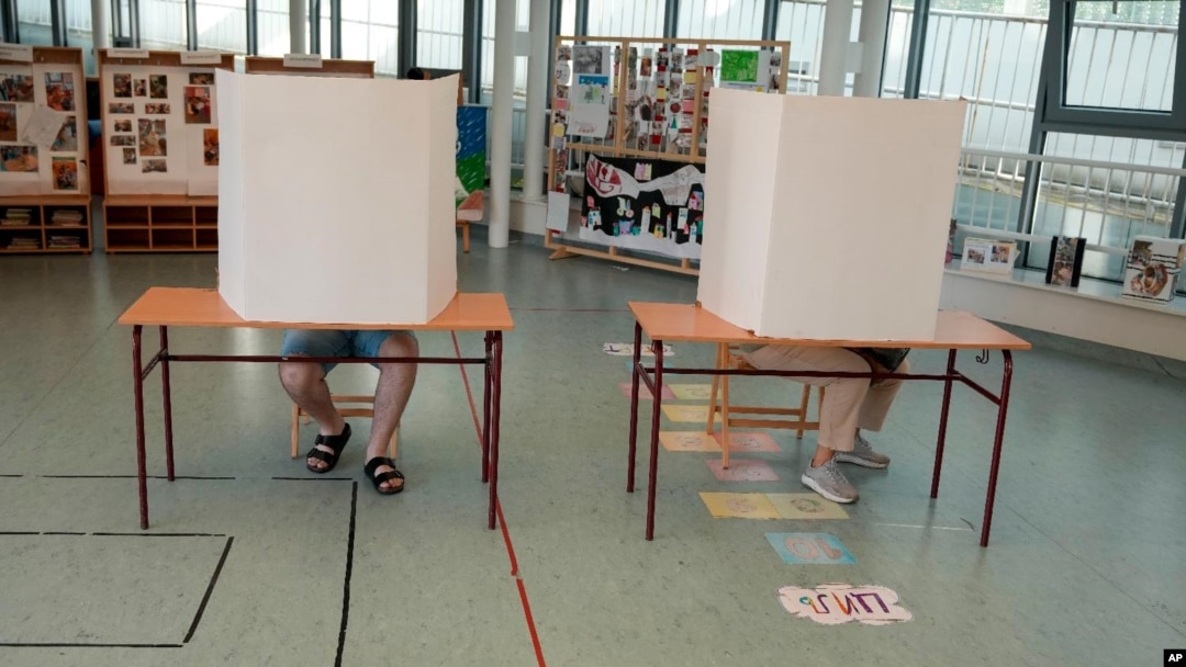 Građani glasaju na lokalnim izborima u Srbiji, u Beogradu, 2. juna 2024. (Foto: FoNet/AP)